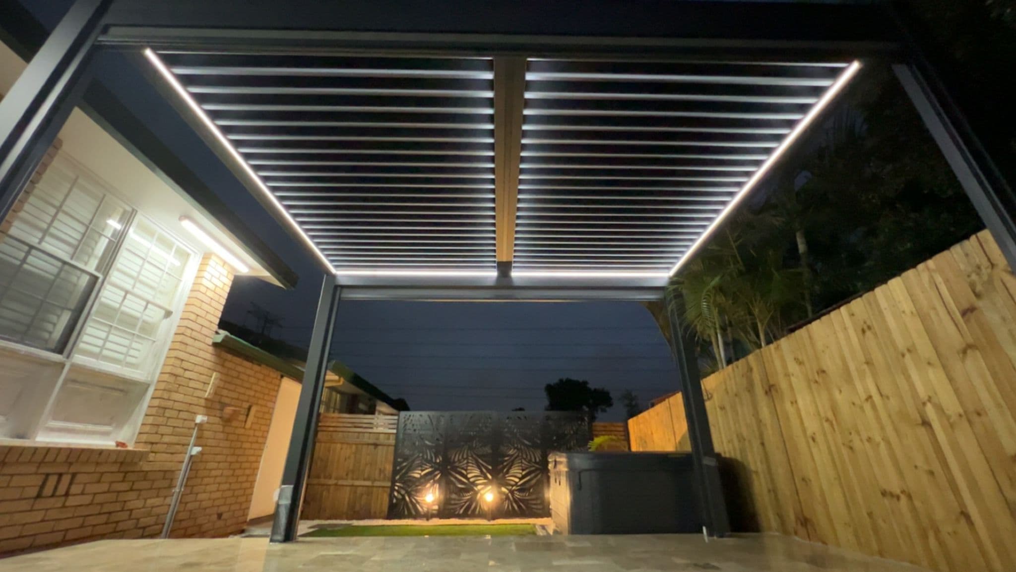 Contemporary feature wall adding depth and sophistication to the outdoor space